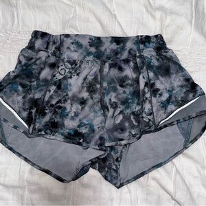 Lululemon Hotty Hot 2.5” shorts